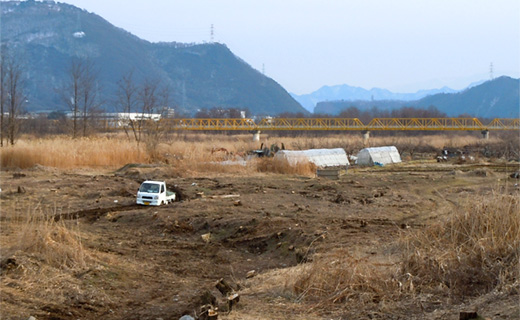 千曲川河川敷スタックしている軽トラ